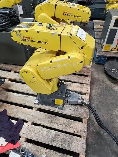Fanuc features a payload capacity of 5 kg and an arm reach of 704 mm (2009)