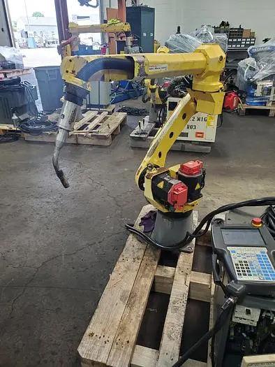 Fanuc ARCMATE 100IC/6L USED (2012)